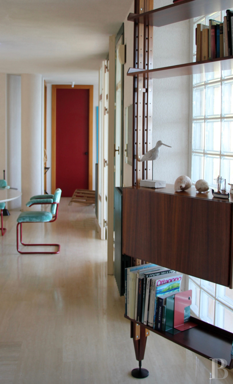 En Sicile, à l’est de Palerme, une maison d’inspiration moderniste en balcon sur la mer - photo  n°16